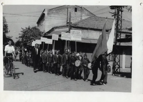 Bayram Coşkusunda Bir Araya Gelen Çocuklar: Biga Çocuk Esirgeme Kurumu ve Yetiştirme Yurdu - Fotoğraf 1