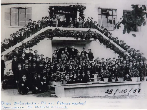 Cumhuriyet Bayramı’nın Coşkusu: Biga Ortaokulu Öğrencileriyle 29 Ekim 1937 - Fotoğraf 1