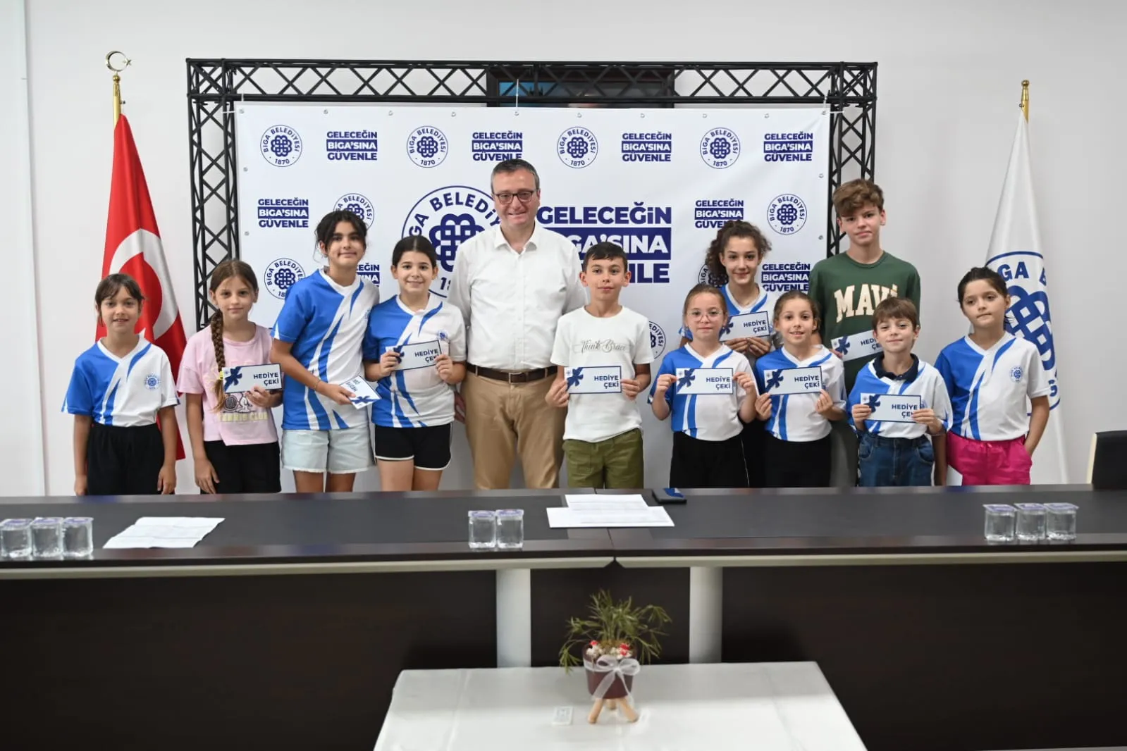 Belediye Başkanımız Alper Şen'den Başarılı Yüzücülere Ödül