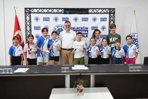 Belediye Başkanımız Alper Şen'den Başarılı Yüzücülere Ödül