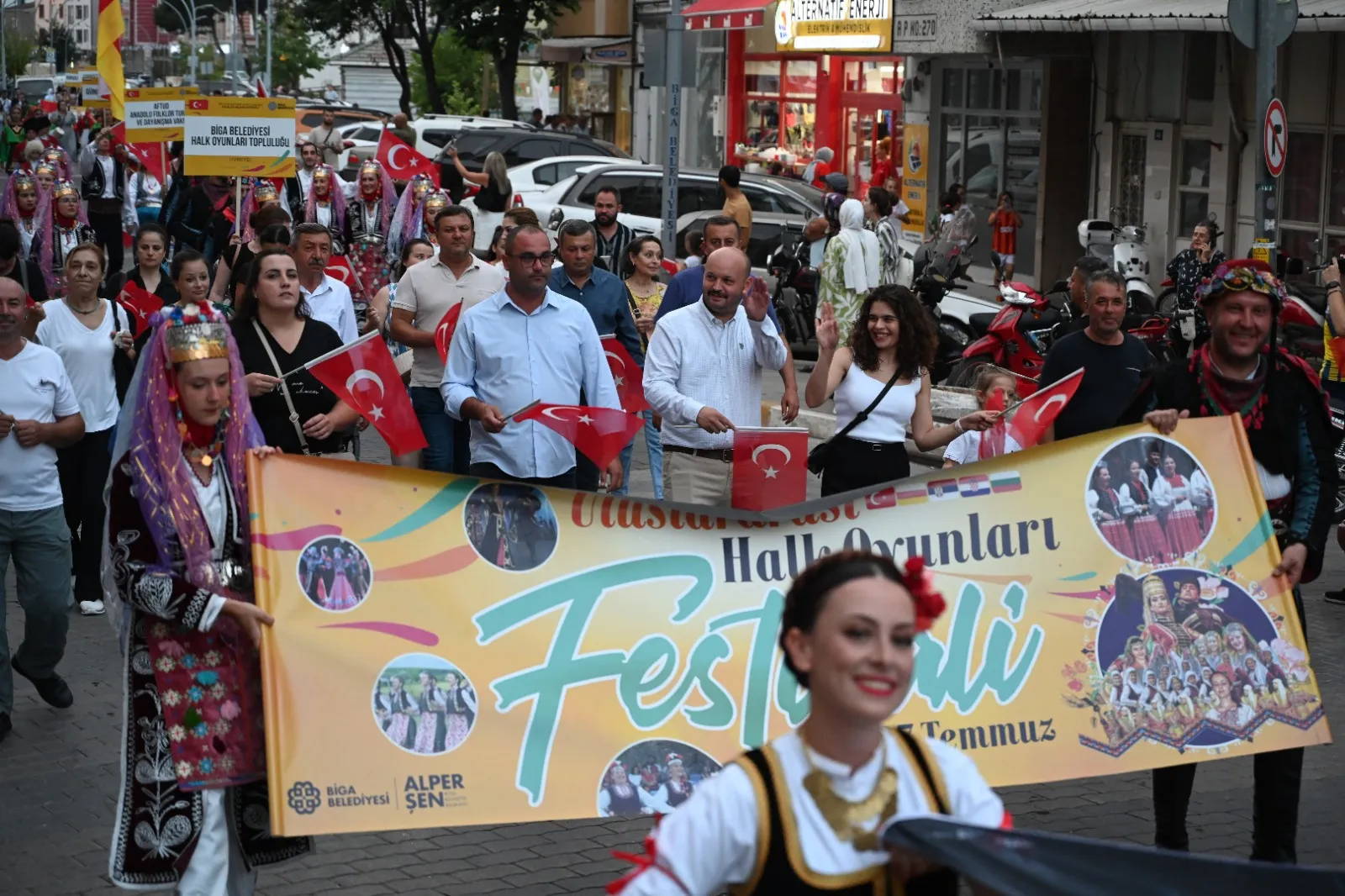 Biga Belediyesi Uluslararası Halk Oyunları Festivali Göz Doldurdu