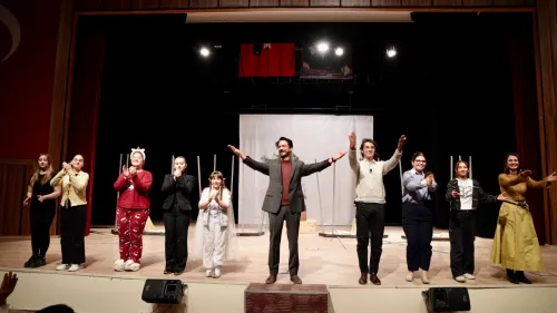 Başkan Alper Şen: “İlçe Tiyatromuzun Genç Yetenekleri Biga’nın Gururu Oldu” - Fotoğraf 11