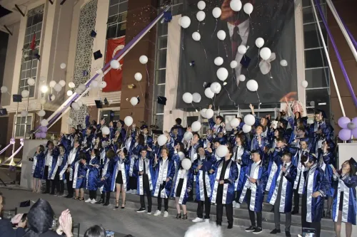 Başkan Erdoğan, Lise Öğrencilerinin Mezuniyet Heyecanına Ortak Oldu - Fotoğraf 1