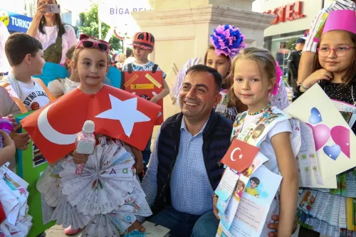 Başkan Erdoğan, Miniklerle Açık Havada Kitap Okudu - Fotoğraf 1
