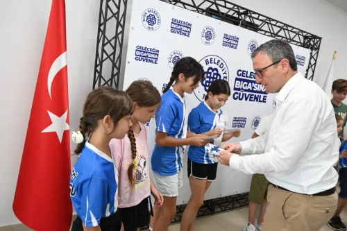 Belediye Başkanımız Alper Şen'den Başarılı Yüzücülere Ödül - Fotoğraf 1
