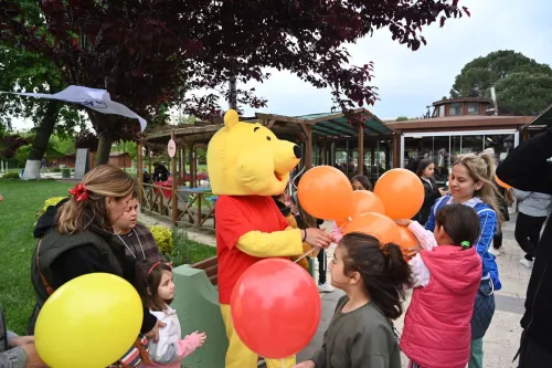 Biga Belediyesi 23 Nisan Şenliğinde Çocuklar Doyasıya Eğlendi - Fotoğraf 2