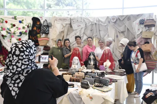 Biga Belediyesi Kadın Emeği Çarşısı: Hanımeli Açıldı - Fotoğraf 4