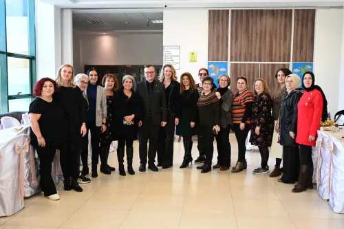 Biga Belediyesi’nden Emekli Öğretmenlere Anlamlı Kutlama - Fotoğraf 3